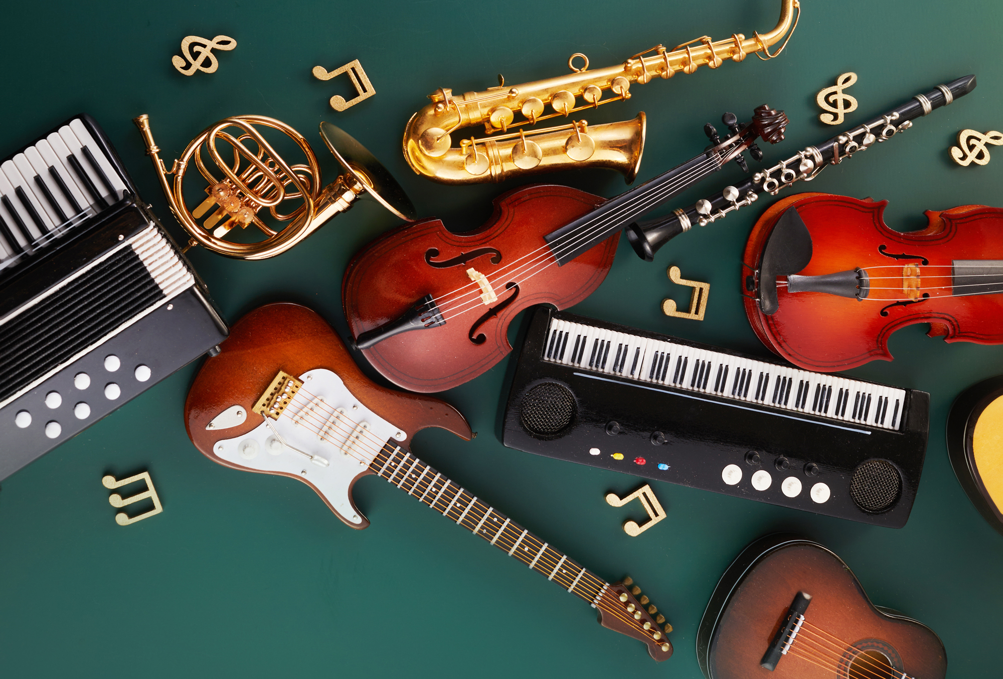 verschiedene Musikinstrumente liegen nebeneinander