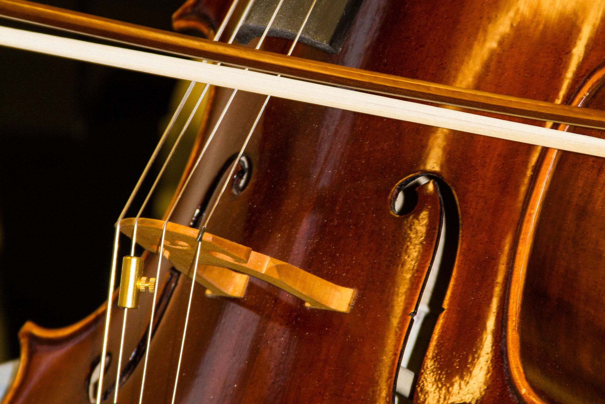 Detailansicht von einem Violoncello, öffnet vergrößerte Ansicht